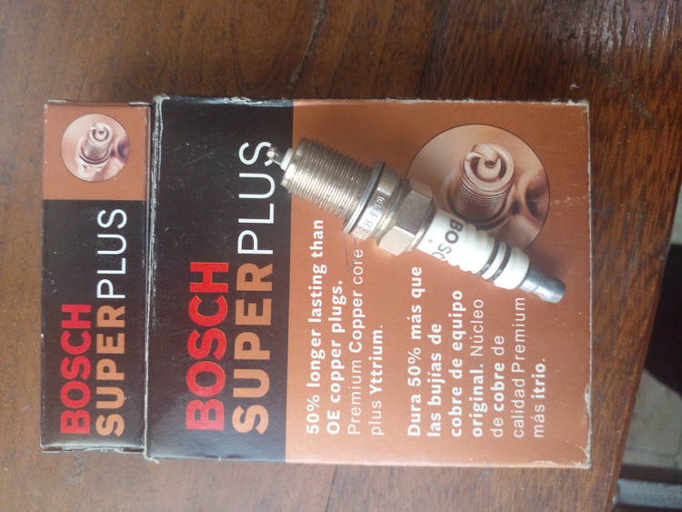 شمع اتومبیل اتریوم بوش خط مشکی معمولی روس