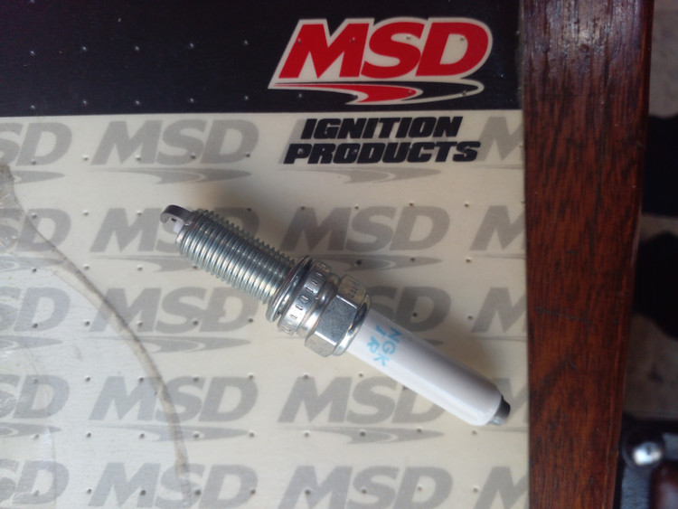 شمع موتور پورشه ماکان NGK