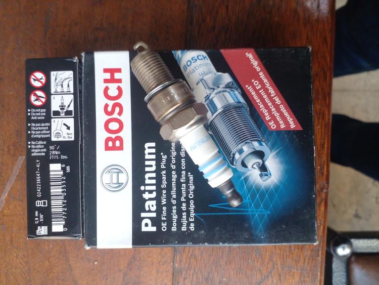 شمع خودرو بوش پلاتینیوم سوزنی پایه کوتاه