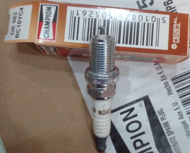 شمع اتومبیل شامپیون پایه کوتاه معمولی