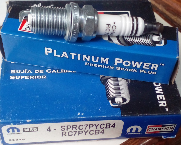 شمع شامپیون اصلی آمریکایی قدیمی آچار ۱۶ پلاتینیوم سوزنی پایه کوتاه