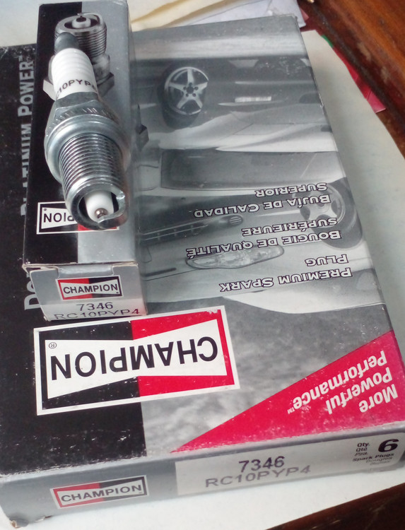 شمع خودرو شامپیون آچار ۱۶ قدیمی اصلی آمریکایی پایه کوتاه آچار ۱۶ دبل پلاتینیوم