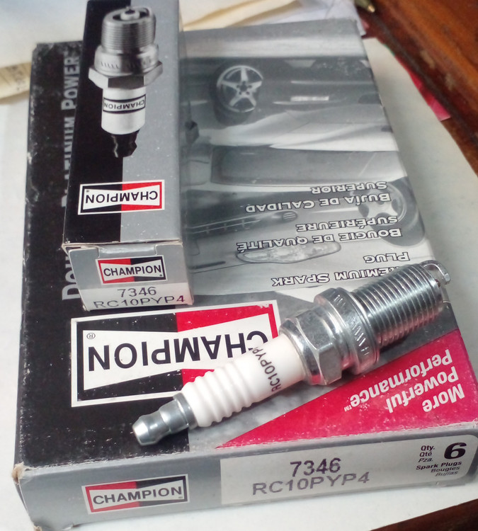 شمع اتومبیل CHAMPION دبل پلاتینیوم سوزنی آچار ۱۶ پایه کوتاه اورجینال آمریکا